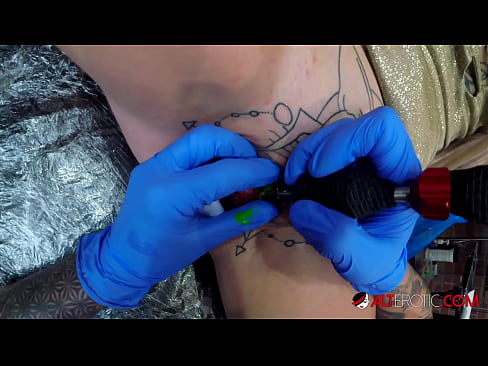 ❤️ Extremadamente tatuado hottie Sully Savage consiguió un tatuaje en su clítoris ❤️❌ Video de porno de calidad en es.hentai-menu.ru ❌️